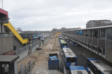 821312 Gezicht op de werkzaamheden ten behoeve van de bouw van het nieuwe eerste perron van het Centraal Station te ...
